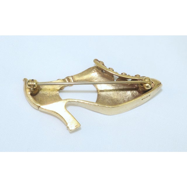 Metropolitan Museum of Art Gilded Brass Art Deco Flapper Shoe Brooch For Sale In Atlanta - Image 6 of 10