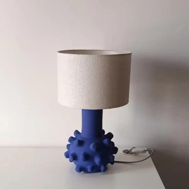 Popcorn lamp down in ceramic by liliana silva. Signed by liliana silva. Dimensions: w 30 x d 30 x h 55 cm. Materials:...