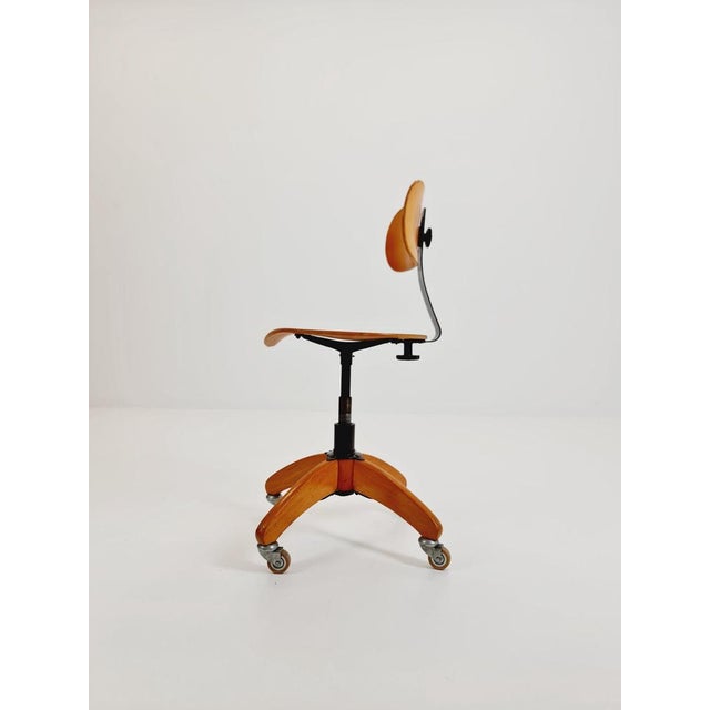 Bauhaus swivel office chair in solid wood By Böhler ,1940s The chair is in very good condition Measurements: Height : 83...