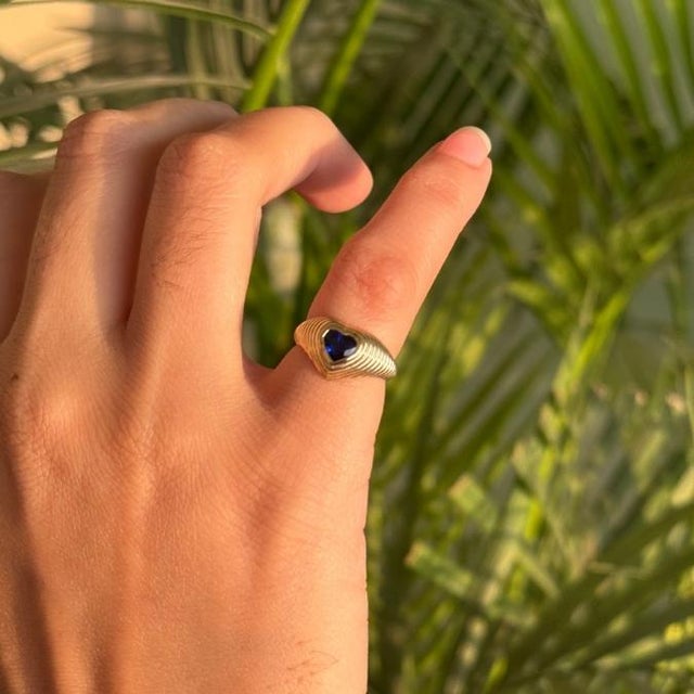 14k Gold Fluted Vintage Dome Ring Size 4 With Heart-Cut Blue Sapphire For Sale - Image 4 of 18