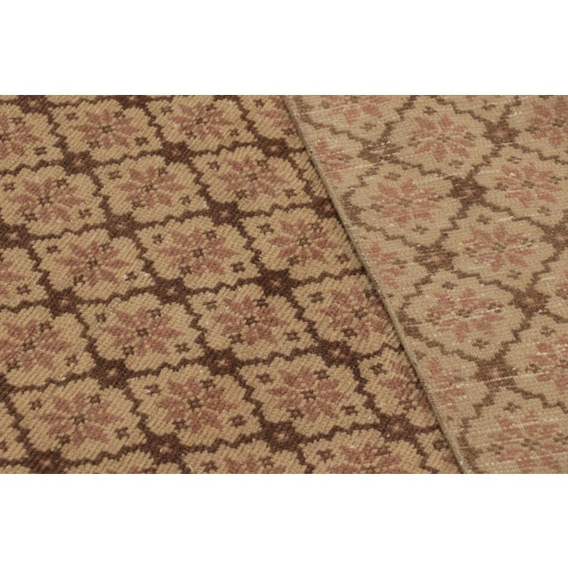 Beige Vintage Distressed Rug, Beige-Brown With All-Over Floral Patterns – Rug & Kilim For Sale - Image 8 of 8