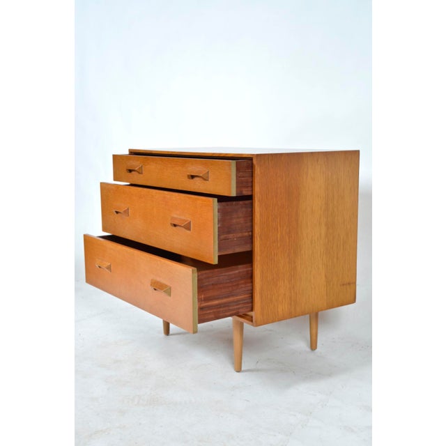 1960s Concorde Range Chest of Drawers in Oak and Beech by John & Sylvia Reid for Stag, 1960s For Sale - Image 5 of 18