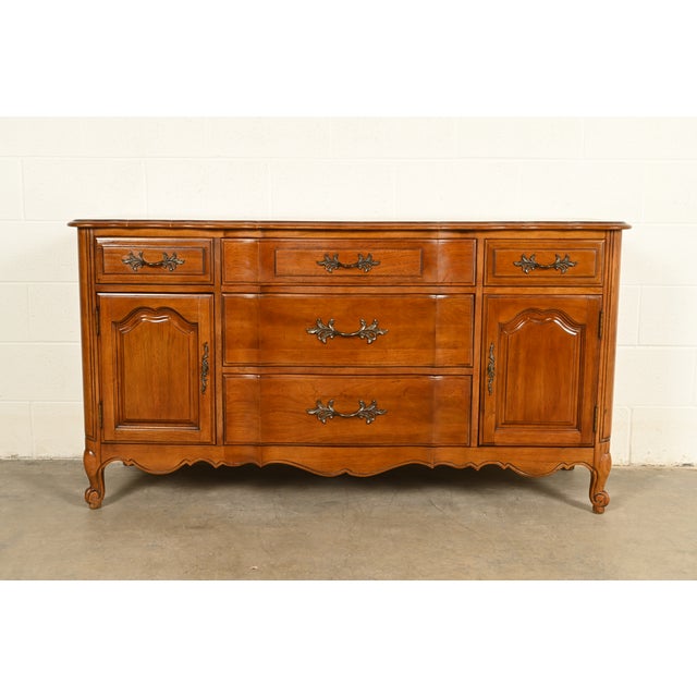 Thomasville French Provincial Louis XV Carved Walnut Sideboard Credenza, Circa 1970s For Sale - Image 16 of 16