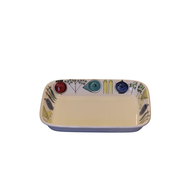 Marianne Westman Picnic is one of those dinnerware sets that almost everyone recognizes but doesn't always know the name...