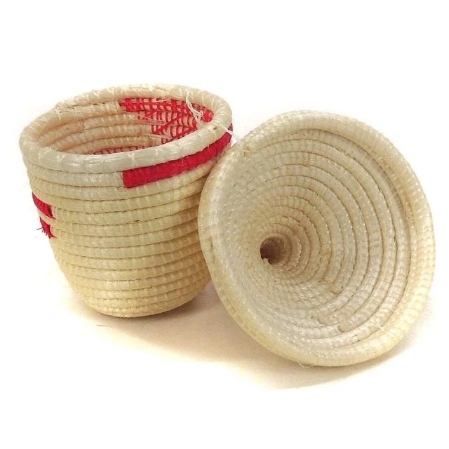 The Tutsi Tight Weave Basket with Lid from Rwanda epitomizes the artistry and tradition of the Tutsi community's weaving...