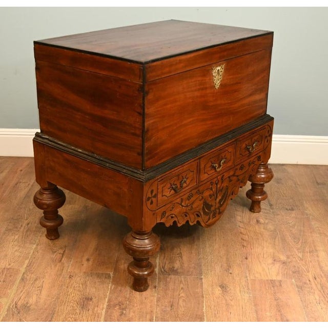 Antique Portuguese Inlaid Linen Trunk, 1800 For Sale - Image 3 of 7
