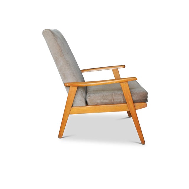 Seat Width 47cm I Seat Depth 47cm Height to arms 51cm Structurally sound, with low wear to the chair frame. Chair boasts a...