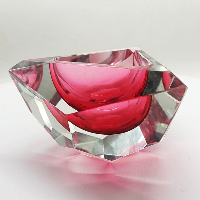 Flavio Poli Multifaceted Triangular Ashtray or Catch-All in Pink Murano Glass attributed to Flavio Poli for Seguso, Italy, 1960s For Sale - Image 4 of 9