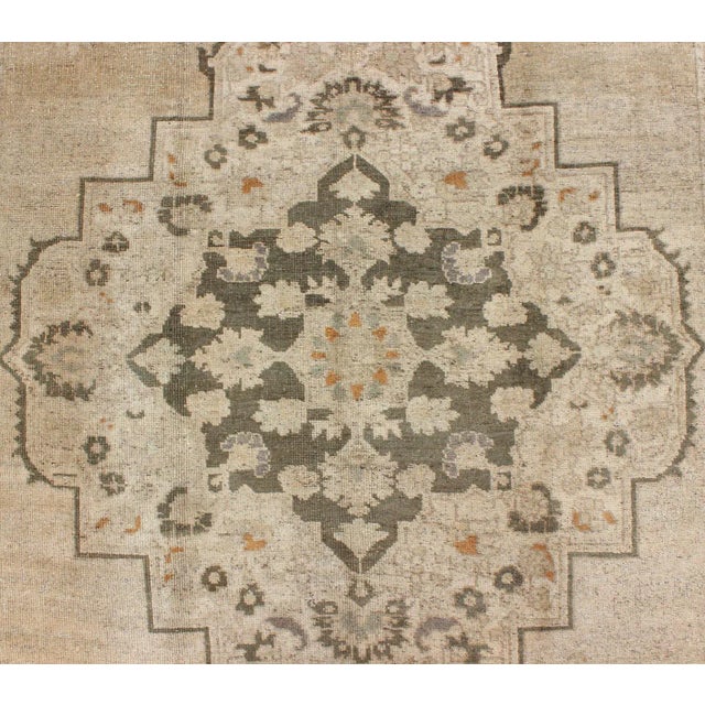 Vintage Turkish Oushak Rug With Floral Medallion Design in Light Tones For Sale In Atlanta - Image 6 of 9
