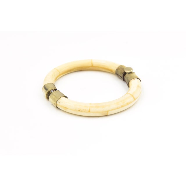 1970s Bone Bangle Bracelet With Gold-Tone Accents For Sale In Miami - Image 6 of 10