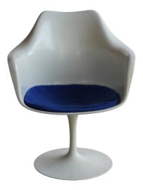 Example of Eero Saarinen Office Chairs