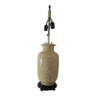 Vintage Pale Yellow With White Bird and Floral Motif Chinoiserie Table Lamp For Sale