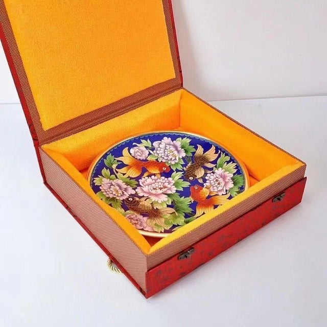 Dimensions: Diameter 26 cm (10.2") Material: Cloisonné Enamel on Metal (Copper/Brass), Wood Stand, Fabric Gift Box Style:...