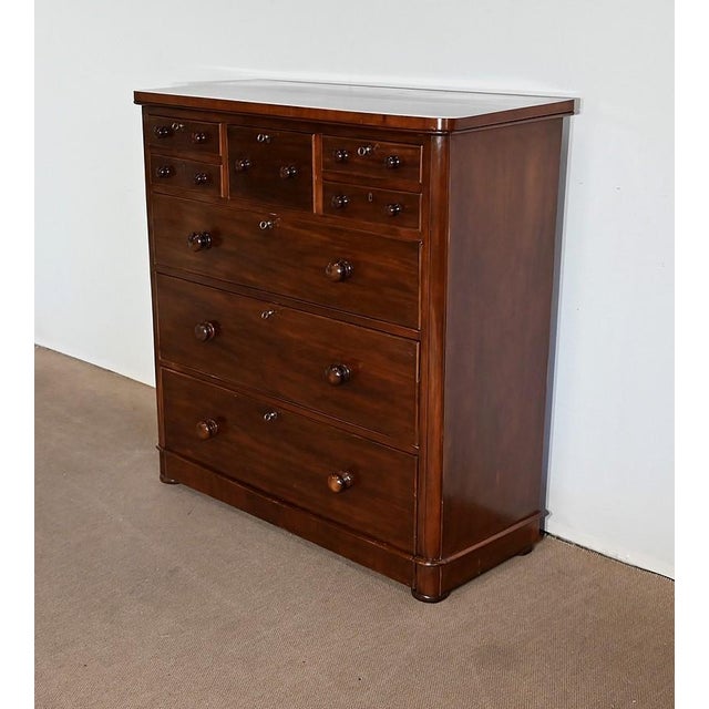 Victorian High English convenience in mahogany veneer, made up of eight drawers on four levels, all closing. The scarcity...