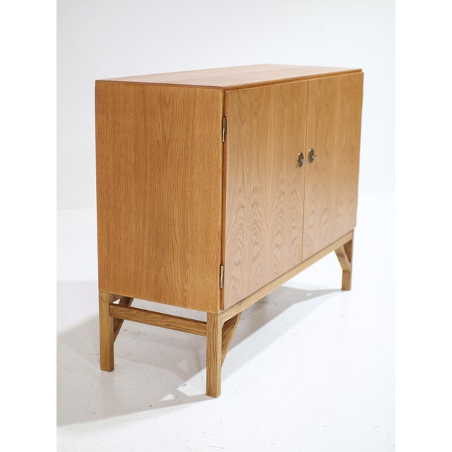 Børge Mogensen Model 232 China Cabinet in Oak by Børge Mogensen for FDB Furniture, Denmark, 1960s For Sale - Image 4 of 13