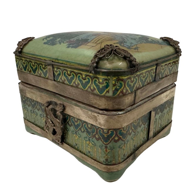 1920s Early 20th-Century Chinese Porcelain Geisha Trinket Box For Sale - Image 5 of 10