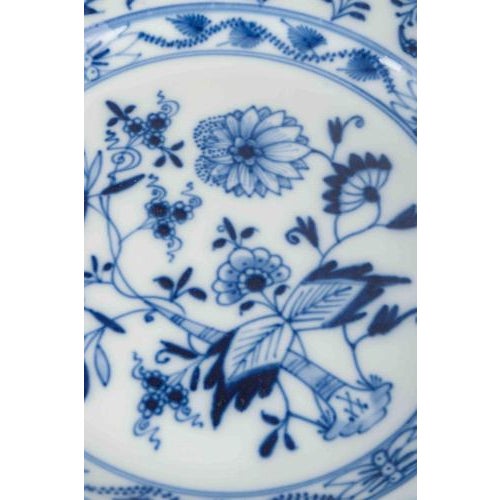 Porcelain Lunch Plates with Classic Blue Onion Decoration from Meissen, Set of 2 For Sale - Image 3 of 6