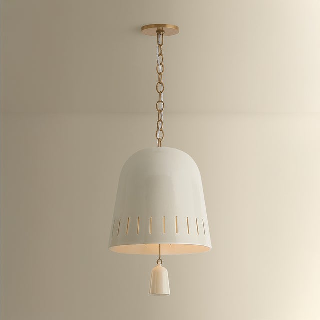 A memorable installation that celebrates handcrafted artistry, Omi is defined by an elegant swag silhouette and suspended...