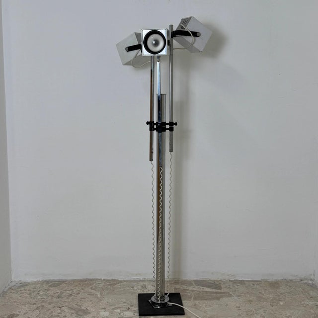 Luci Italia Floor Lamp with 3 Cubic Spotlights in Chromed Steel by Pat Hoffman for Lucitalia, 1970s For Sale - Image 4 of 16