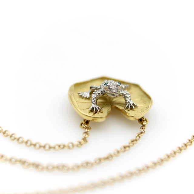 1980s McTeigue Diamond Emerald Platinum and 18k Gold Frog on Lily Pad Necklace For Sale In Los Angeles - Image 6 of 11