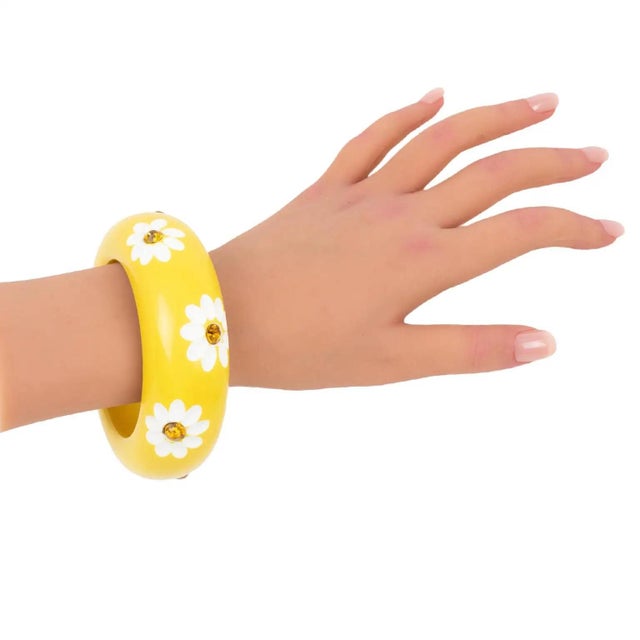 Massive Yellow Resin Bracelet Bangle with Carved Daisy Flowers For Sale In Atlanta - Image 6 of 7