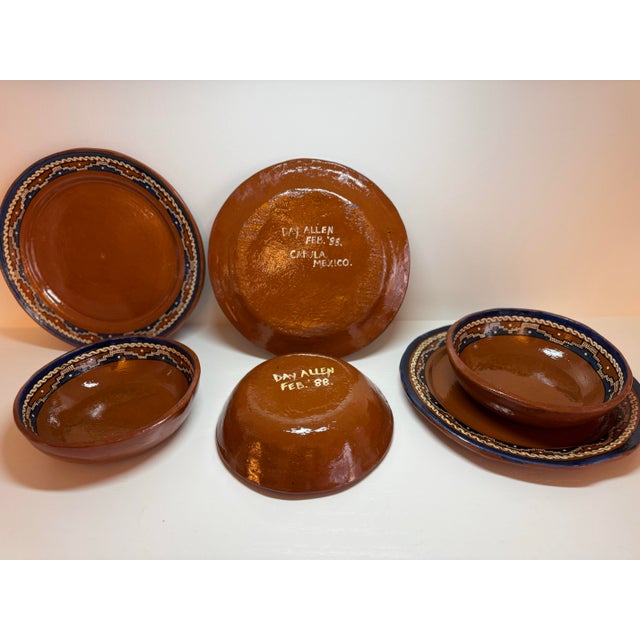 1988 Mexican Studio Pottery Dinnerware Set by Day Allen – Hand-Painted Terracotta Plates & Bowls Set of 3 For Sale - Image 4 of 12