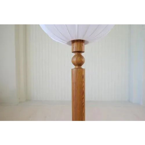 1970s Scandinavian Modern Sculptural Floor Lamp in Pine by Uno Kristiansson for Luxus, 1970s For Sale - Image 5 of 11