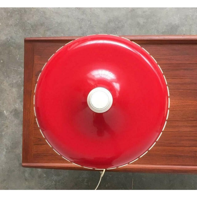 A design classic from the 1970s. A table lamp from the siemens collection. Here in the version with a red top made of...
