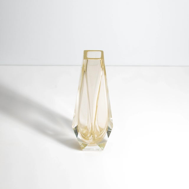 Hand Blown Murano Vase Goccia in Clear With 24-Karat Gold Flecks Medium For Sale - Image 4 of 8