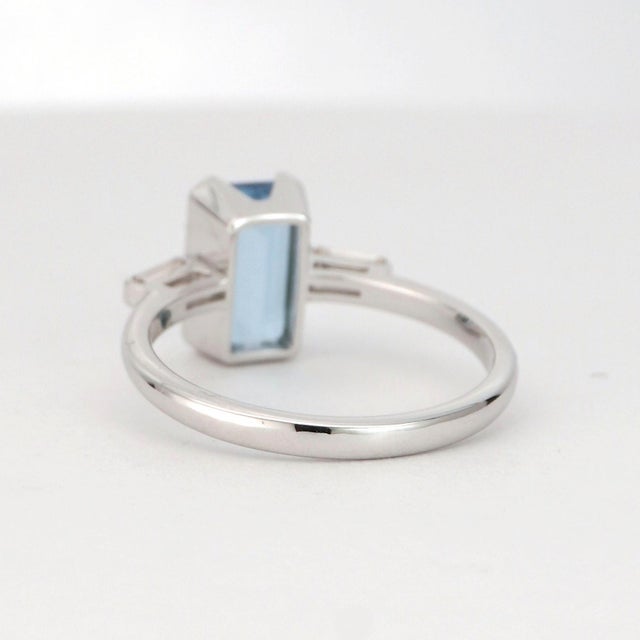 14k White Gold Ring With Octagon Aquamarine and Diamonds For Sale In New York - Image 6 of 18