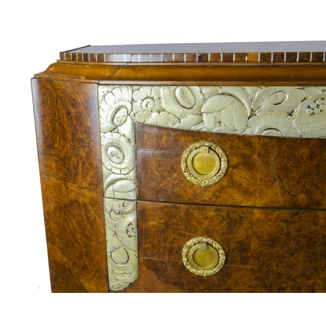 Wood Early 20th Century Set of Art Déco Veneered Wood Commode and Pair of Side Nightstands Attributed to Mercier Frères, France For Sale - Image 7 of 11