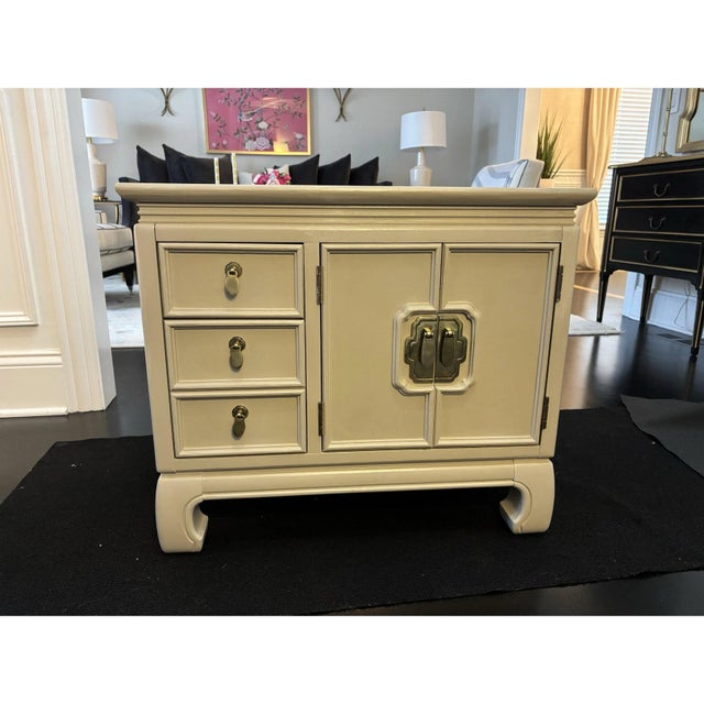 Offered is a solid wood, heavy nightstand by Thomasville. This piece features two dovetailed drawers (one is much deeper)...