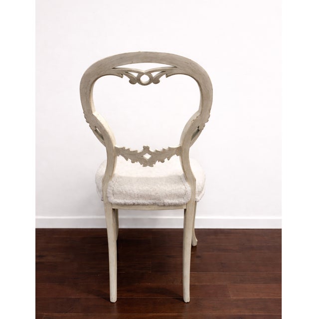 French Pair of French-Style Dining Chairs With Carved Backs and White Bouclé Upholstery For Sale - Image 3 of 5