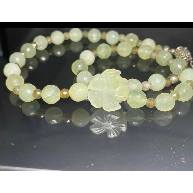 Gemstome Necklace Hand-Carved Round Faceted Prehnite Flower Necklace With Labradorite Spacers and Sterling Silver Ornate Clasp For Sale - Image 4 of 4