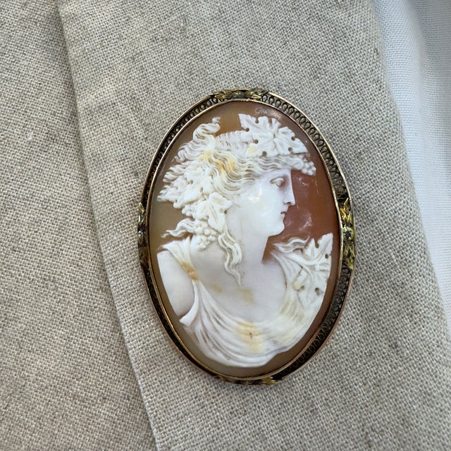 Late 18th Century Victorian Handmade 14k Yellow Gold Large Oval Woman Portrait Cameo Brooch For Sale In Houston - Image 6 of 7
