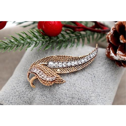 Leaf-shaped gold brooch/clip with (15) antique brilliant-cut diamonds to be shipped and (9) antique 8/8 diamonds. Metal:...