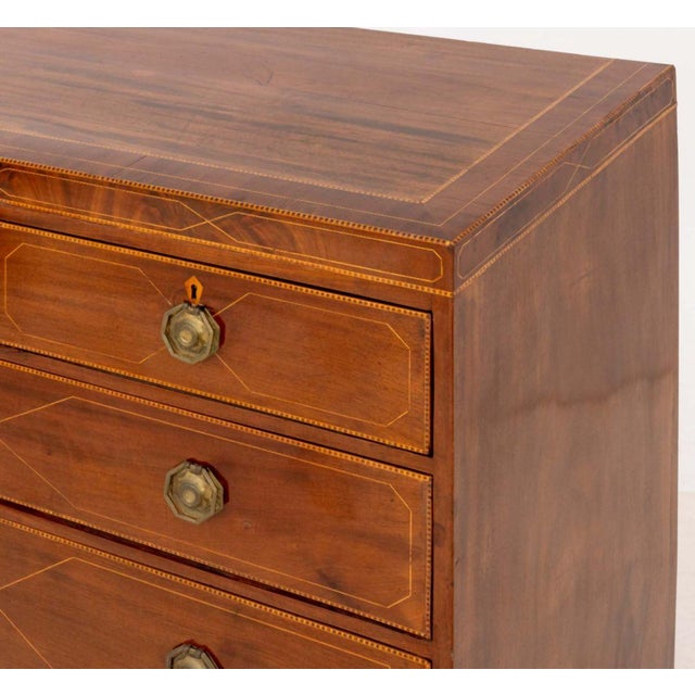 American Federal Mahogany Chest of Drawers For Sale In New York - Image 6 of 10