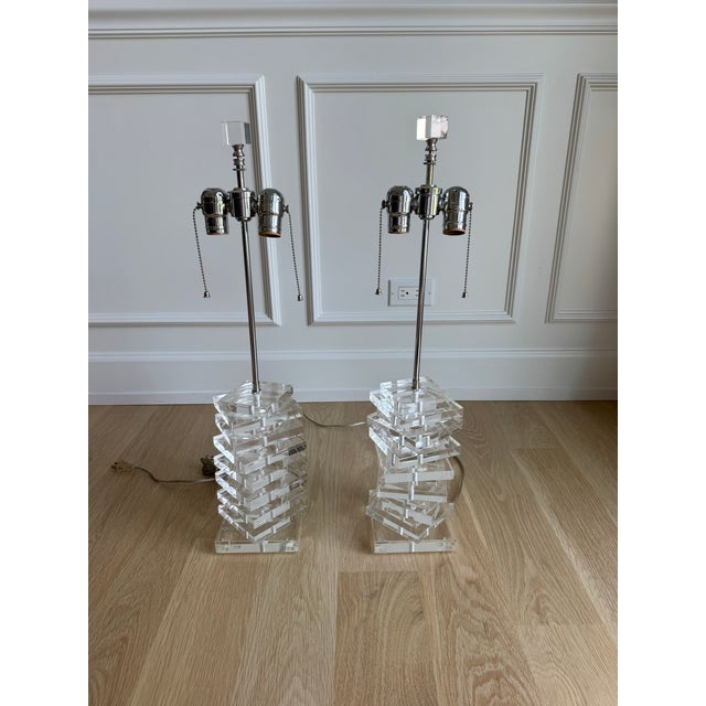 Mid-Century Modern Signed Sculptural Stacked Lucite Table Lamps, Intentional Asymmetrical Pair, 1970s For Sale - Image 3 of 12