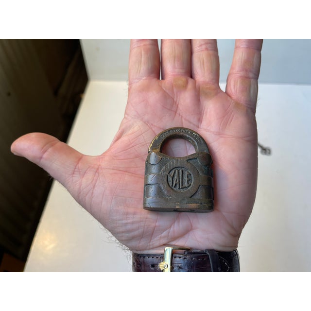 1920s Antique Yale Padlock in Brass & Bronze, 1920s For Sale - Image 5 of 6