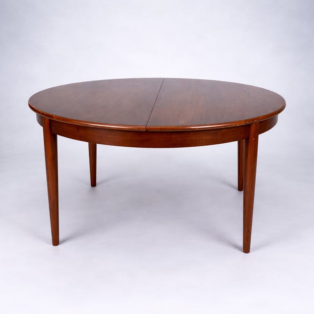 Mid-Century Modern Extending Round Dining Table in Teak by Elliotts of Newbury, 1970s, in Very Good conditions. Designed...