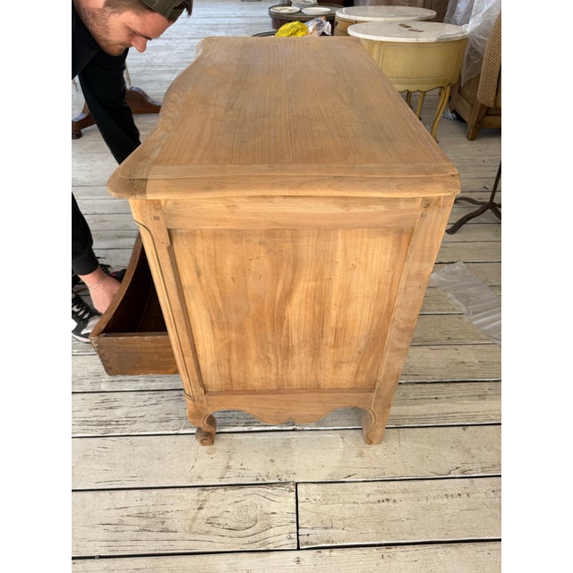 1910s French Louis XV Bleached Chest of Drawer / Commode For Sale - Image 4 of 12