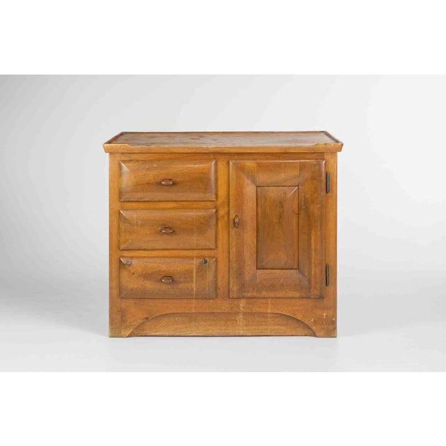 Vintage chest of drawers realized by a german manufacture in the mid-20th Century. Walnut wood. Good condition.