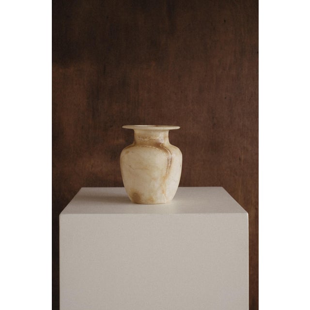 Hand-Carved Egyptian Alabaster Vase, in Very Good conditions. Designed 1970 to 1979