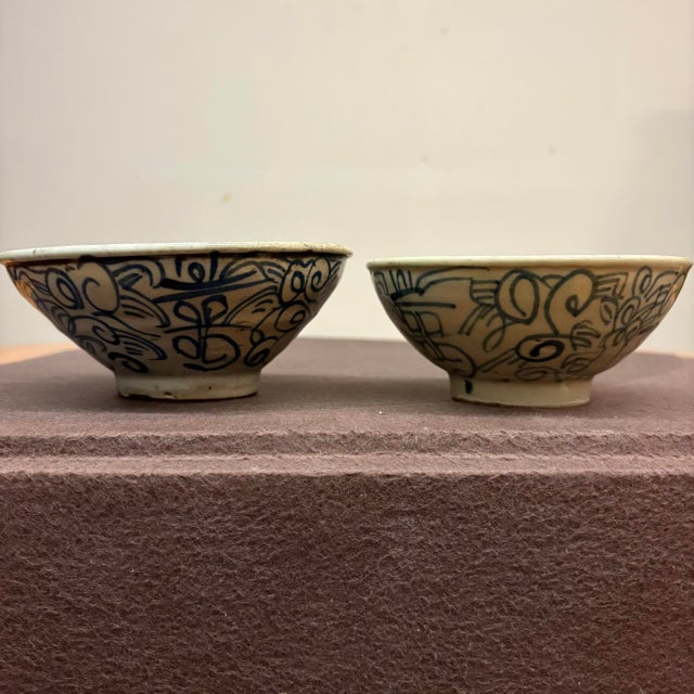 Pair of Hand-Painted Vietnamese Folk Pottery Bowls For Sale In Seattle - Image 6 of 12
