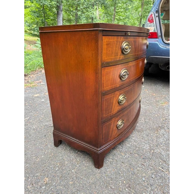 Late 20th Century Georgian-Style Bowfront Flame Mahogany Chest of Drawers by Baker Furniture. For Sale In Washington DC - Image 6 of 17