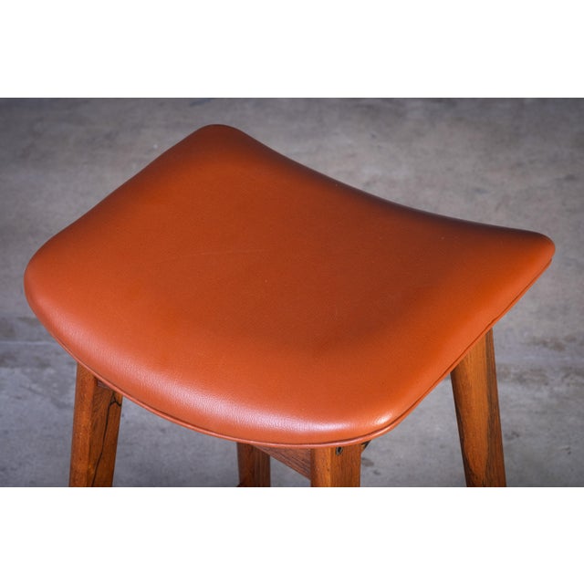 Bar Stools in Rosewood with Cognac Leather by Erik Buch for Dyrlund, 1960s, Set of 2 For Sale - Image 9 of 10