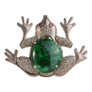 Antique Style Oxidized Silver & 15.25 Ct Natural Emerald Diamond Frog Brooch Pendant For Sale