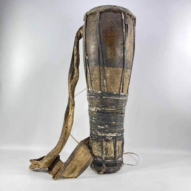 African Early 20th Century Borana Oromo Tall Drum with Hide and Carry Strap Kenya For Sale - Image 3 of 11