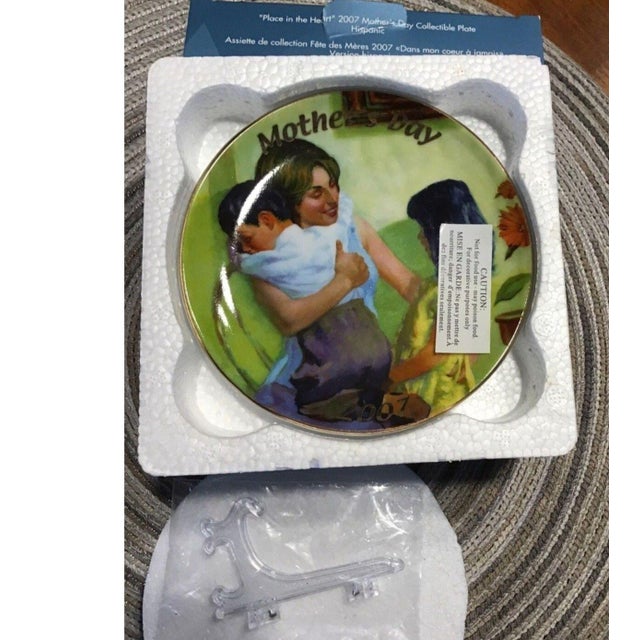 Avon Hispanic Mothers Day Plate "Place in the Heart" New Boxed 2007 Fine porcelain accented with 22k fired-on gold edge....