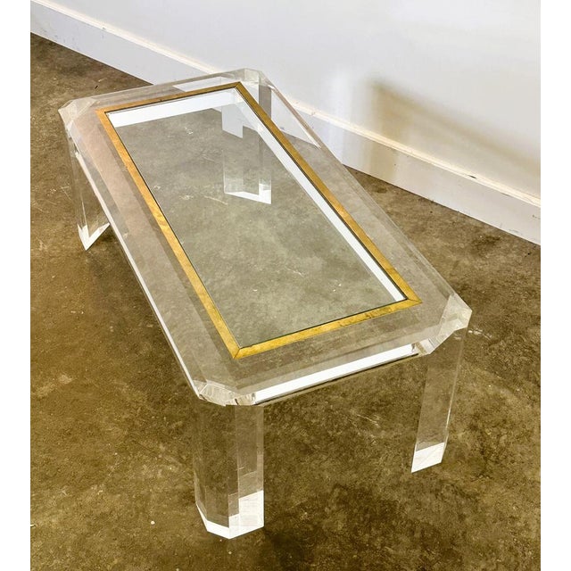 Width: 110 centimeters Height: 41 centimeters Depth: 54 centimeters 1980's acrylic and Glass coffee table, a stunning...